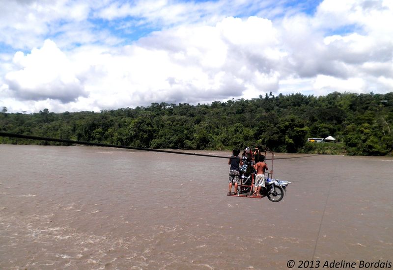 Fichier:Traversée du fleuve, jungle équatorienne.jpg
