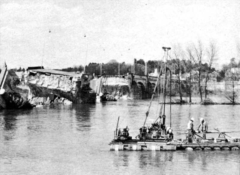 Fichier:Sondeuse sur barge.jpg