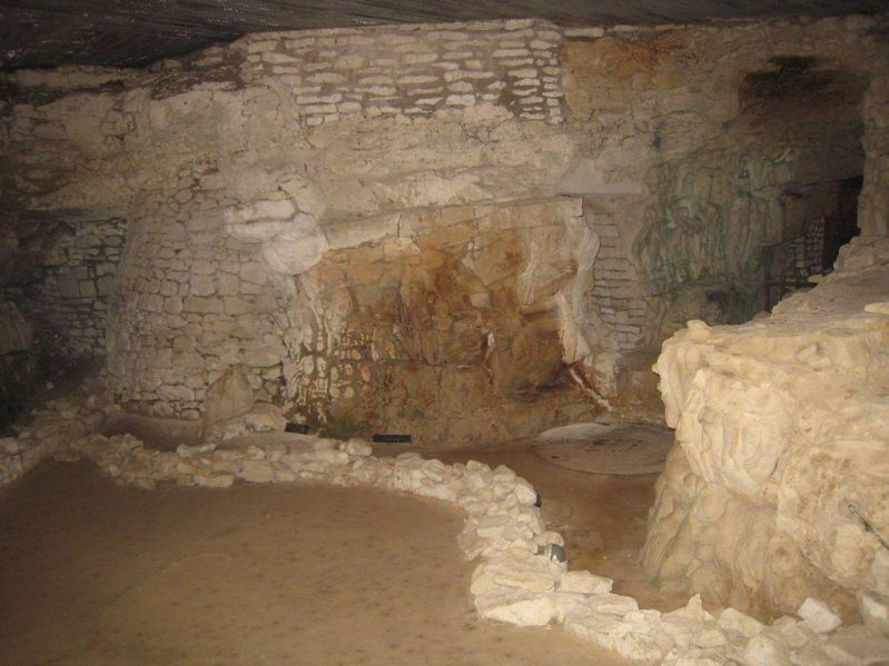 Fichier:Salle aux sculptures mur maconne.jpg