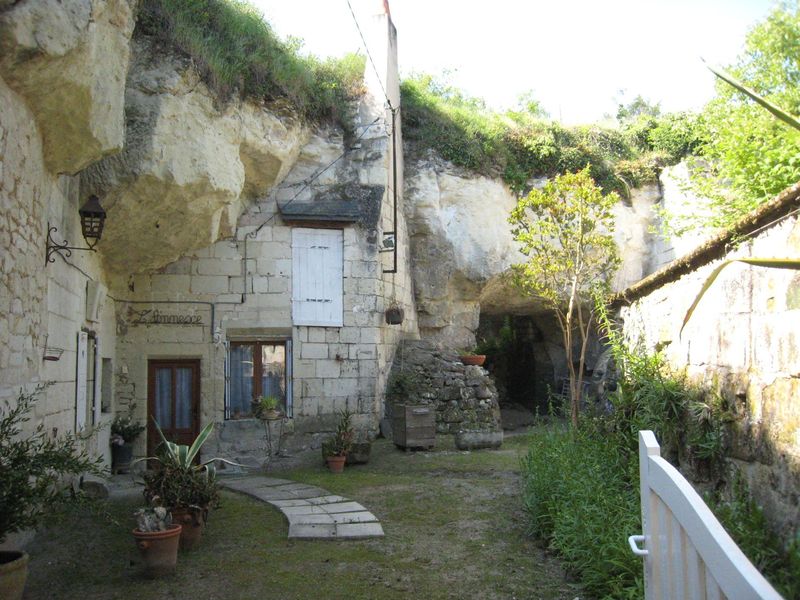 Fichier:Habitation troglo et puits lumiere.jpg