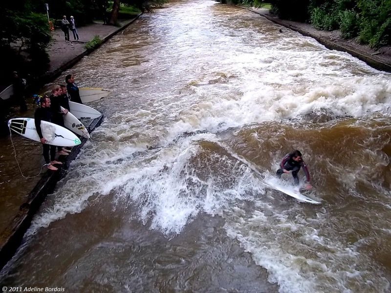 Fichier:Surf sur l'Eisbach River, Munich.jpg