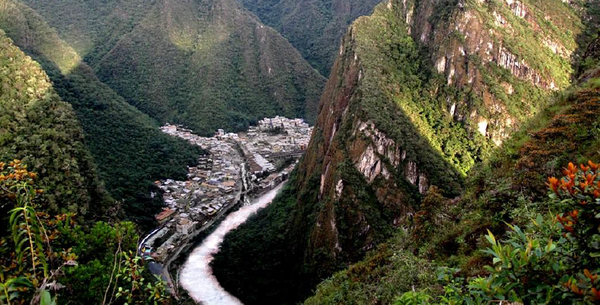 La ville d’Aguas Calientes, enclavée entre les massifs rocheux de la Cordillère des Andes.bmp